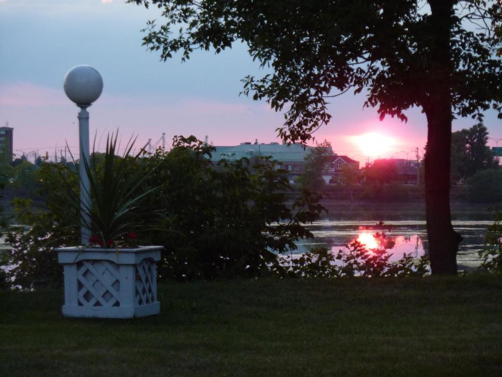 Motel Belle Riviere Saint-Jean-sur-Richelieu Eksteriør billede